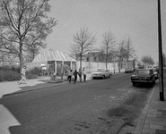 855317 Afbeelding van een bouwloods op het Maasplein te Utrecht, voor de Maaspleinschool. Op de voorgrond twee ...